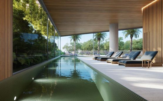 Piscina coberta e aquecida com tratamento de ozônio.